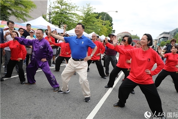6、在活動(dòng)現(xiàn)場(chǎng)，謝鋒大使與華僑華人一起打太極拳。 人民網(wǎng)記者 李志偉攝