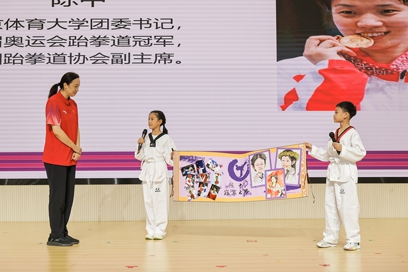 兩位學(xué)生小記者對(duì)話陳中老師。學(xué)校供圖