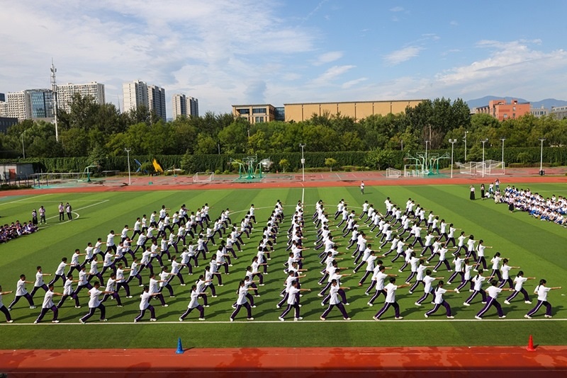 高一學(xué)生在開學(xué)典禮中表演軍體拳。學(xué)校供圖