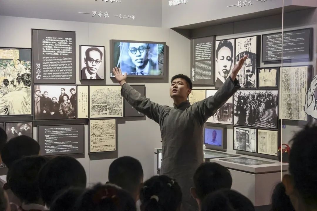 勞模身穿長袍再現(xiàn)烈士事跡。徐匯區(qū)總工會供圖