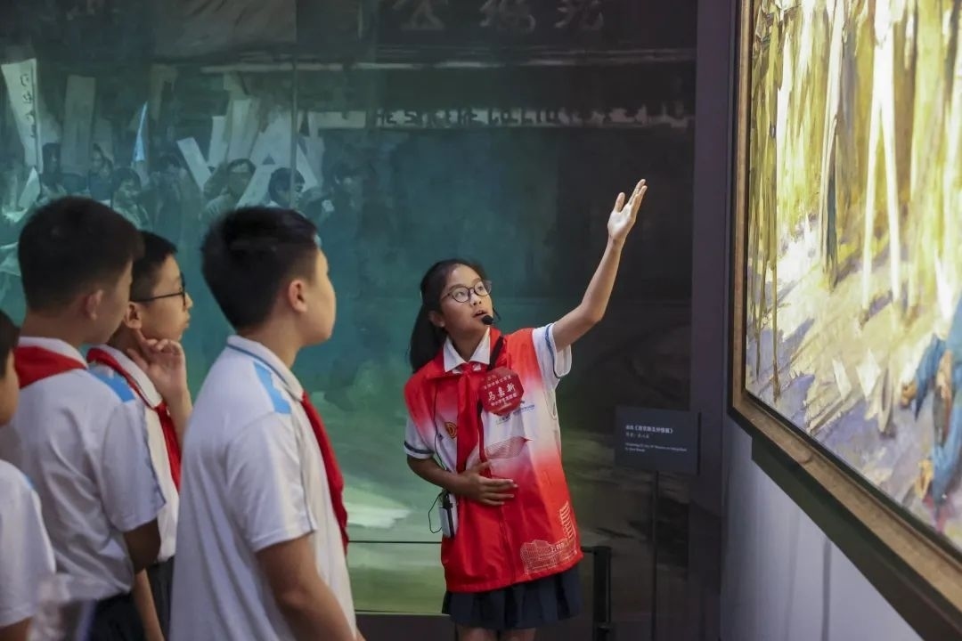 同學(xué)們觀賞不同革命場景及烈士形象的藝術(shù)作品。徐匯區(qū)總工會供圖