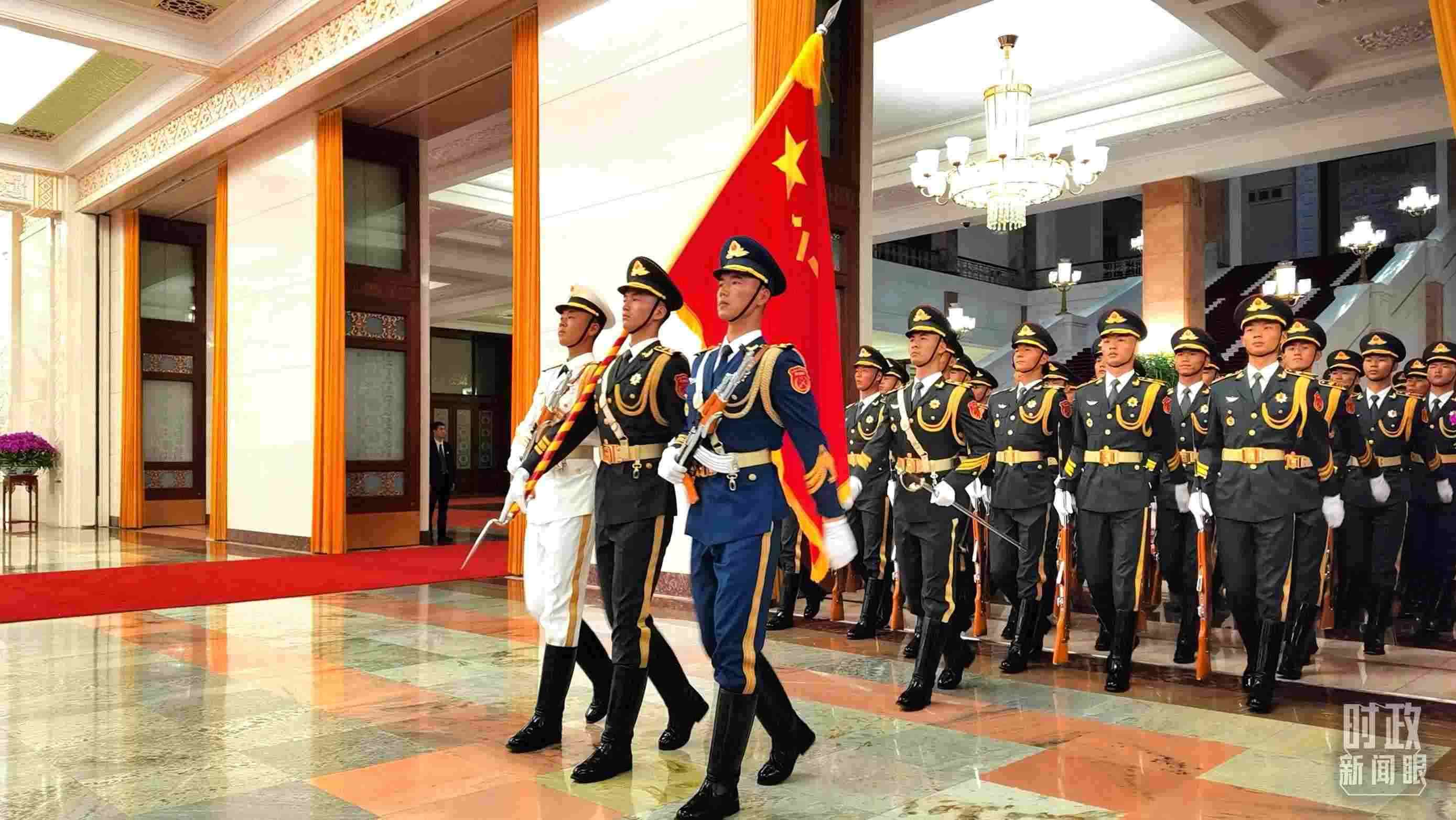 △9月2日，習主席在人民大會堂北大廳為拉馬福薩總統(tǒng)舉行歡迎儀式。（總臺央視記者郭鴻拍攝）