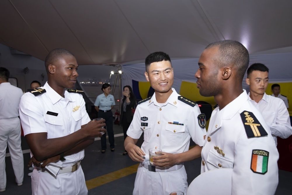 2023年6月25日，中國和科特迪瓦雙方官兵在南寧艦舉辦的甲板招待會上交流。中國海軍第43批護航編隊22日抵達科特迪瓦經(jīng)濟首都阿比讓，開始對科特迪瓦為期4天的友好訪問。