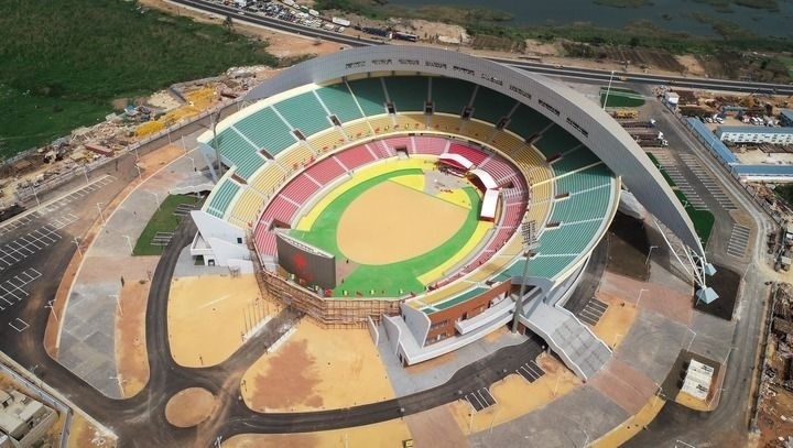 這是2018年7月18日在塞內(nèi)加爾首都達(dá)喀爾航拍的中國援建的塞內(nèi)加爾競(jìng)技摔跤場(chǎng)。新華社記者 呂帥 攝