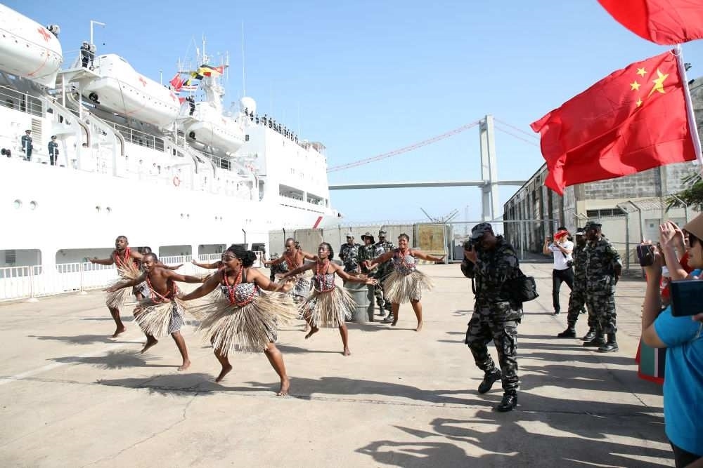 2024年8月16日，在莫桑比克馬普托港，當(dāng)?shù)匮輪T表演舞蹈，歡送中國海軍“和平方舟”號醫(yī)院船。