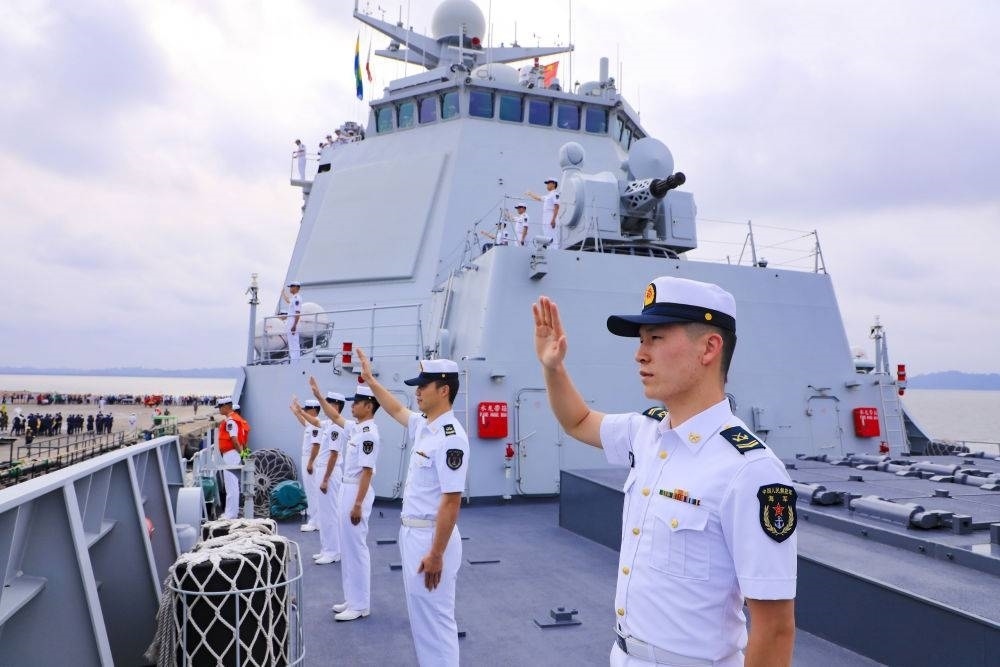 2023年7月8日，中國海軍第43批護航編隊官兵向加蓬利伯維爾奧文多港碼頭的歡迎人群揮手致意。中國海軍第43批護航編隊抵達加蓬利伯維爾，開始對加蓬進行為期4天的友好訪問。