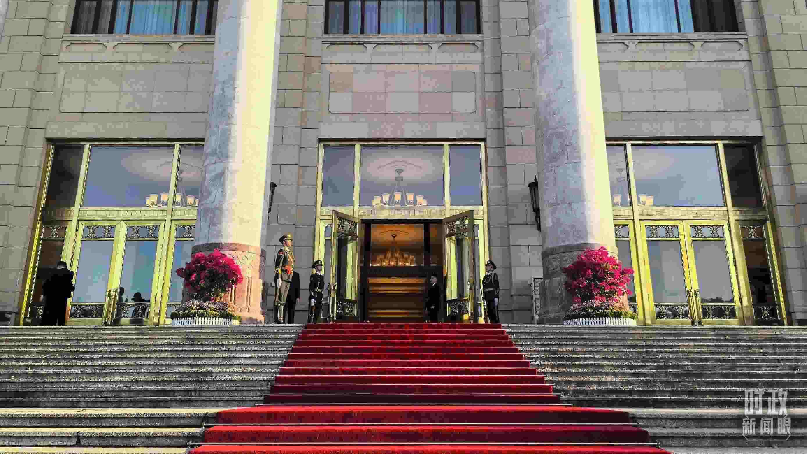 △人民大會堂外，禮兵列隊迎接貴賓。（總臺央視記者陸泓宇拍攝）