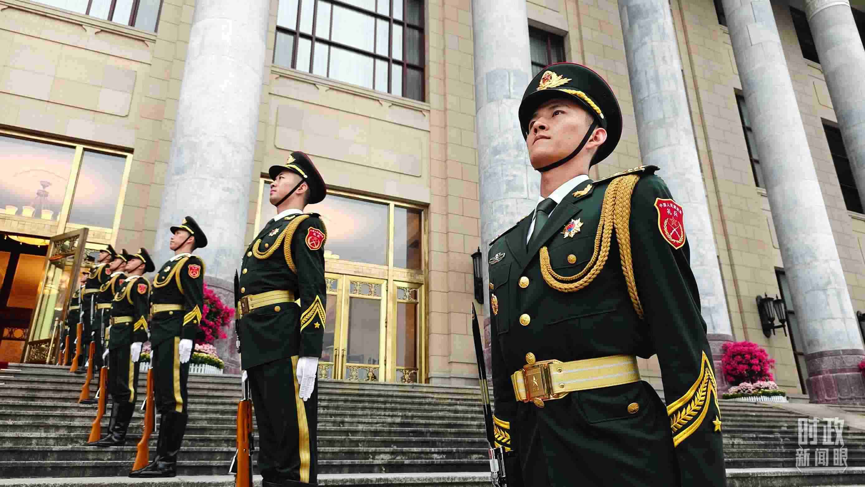  △人民大會堂外，禮兵列隊歡迎外國領導人。（總臺央視記者韓銳拍攝）