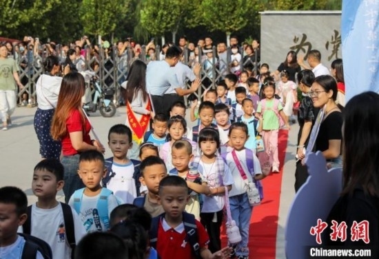 9月1日起，河北省衡水市各中小學(xué)陸續(xù)開學(xué)。9月4日，2024級(jí)小學(xué)一年級(jí)新生集中入學(xué)，為迎接新同學(xué)，各學(xué)校開展了豐富多彩的活動(dòng)。 據(jù)衡水市教育局介紹，今年衡水市746所中小學(xué)共迎來(lái)75.1萬(wàn)名新生。其中，全市550所小學(xué)迎來(lái)新生34.46萬(wàn)名。圖為衡水市第十二中學(xué)小學(xué)部的一年級(jí)新生走紅毯。陳康 攝