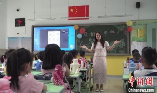 圖為衡水市新苑小學(xué)，老師正在給學(xué)生講開學(xué)第一課的內(nèi)容。王天祥 攝