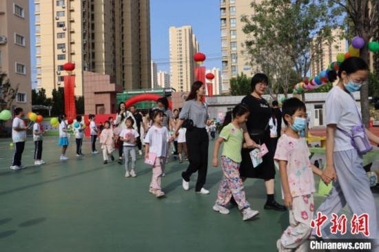 圖為衡水市新苑小學(xué)，小學(xué)一年級(jí)新生佩戴“夢(mèng)想徽章”后，步入校園 。王天祥 攝