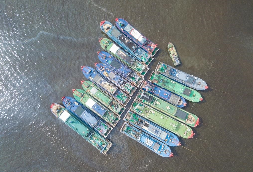 9月4日，船只在海南省?？谑行赂鄞a頭?？勘茱L（無人機照片）。新華社記者 蒲曉旭 攝