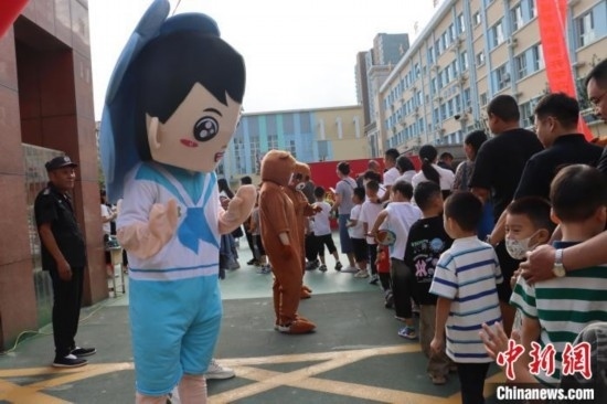 圖為衡水市新苑小學(xué)，老師穿上玩偶服裝歡迎新生入學(xué)。王天祥 攝