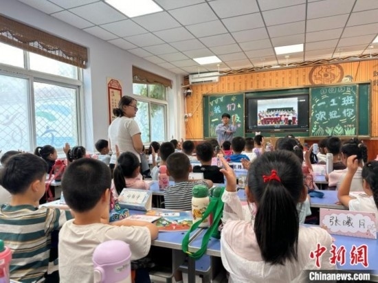 圖為衡水市康復(fù)街小學(xué)，老師講解開學(xué)第一課校園紀(jì)律與禮儀。徐鵬璐 攝