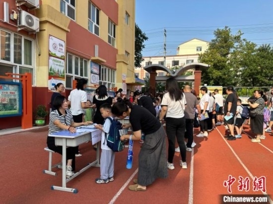 圖為衡水市康復(fù)街小學(xué)，正在簽到的小學(xué)生。徐鵬璐 攝