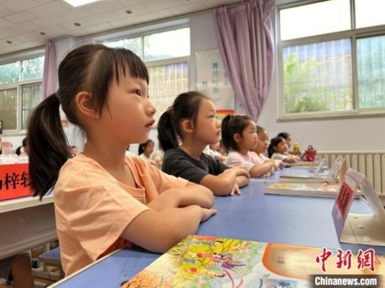 圖為衡水市康復(fù)街小學(xué)，小學(xué)生聽老師講開學(xué)第一課內(nèi)容。徐鵬璐 攝