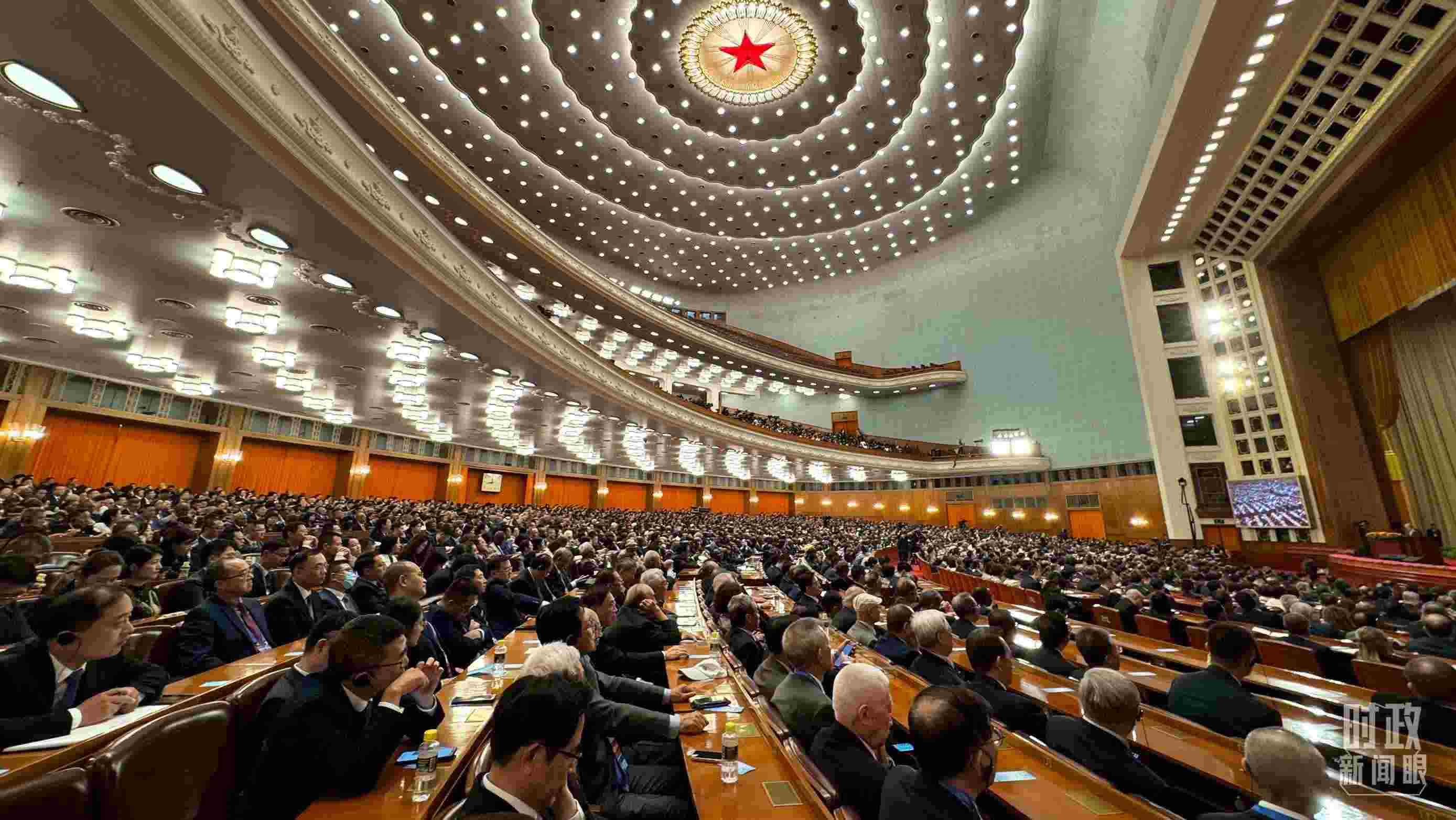  △中非合作論壇非方成員國(guó)國(guó)家元首、政府首腦、代表團(tuán)團(tuán)長(zhǎng)及國(guó)際和地區(qū)組織負(fù)責(zé)人等中外各界人士3200余人出席開(kāi)幕式。（總臺(tái)央視記者蔣碩拍攝）