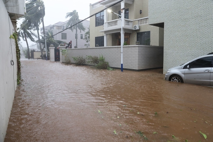 臺(tái)風(fēng)“摩羯”導(dǎo)致海南部分地區(qū)出現(xiàn)洪澇。新華社記者 張麗蕓 攝