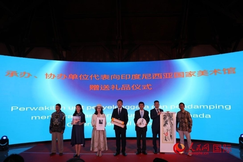 在展覽開(kāi)幕式現(xiàn)場(chǎng)，本次展覽的承辦、協(xié)辦單位代表向印尼國(guó)家美術(shù)館贈(zèng)送禮品。人民網(wǎng)記者 曹師韻攝