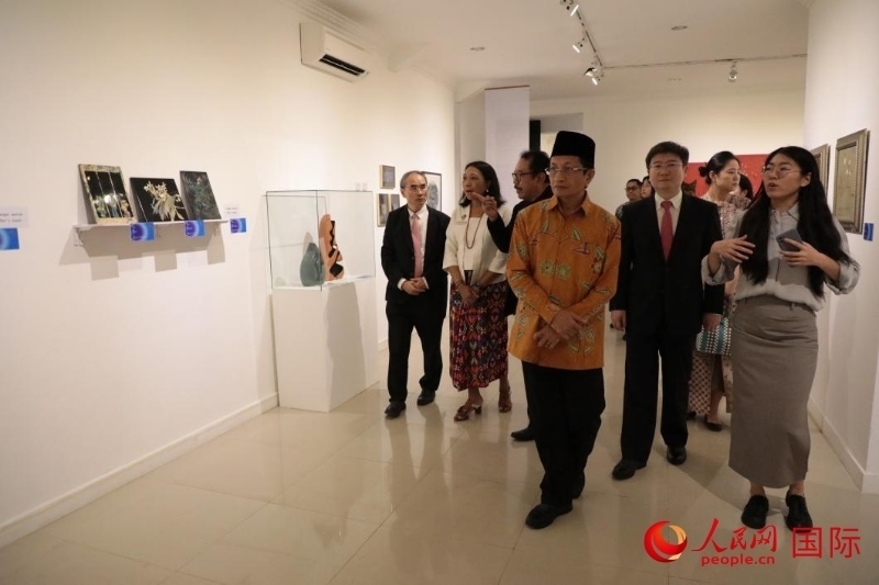 參加開(kāi)幕式的嘉賓參觀展覽。人民網(wǎng)記者曹師韻攝