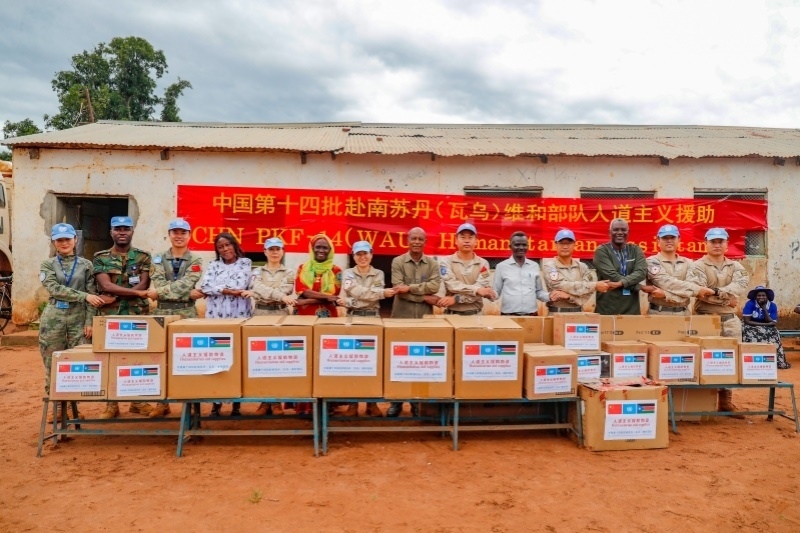 維和官兵與學(xué)校代表進(jìn)行物資交接。王皓宇攝