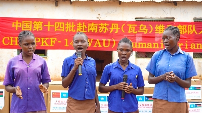 動(dòng)聽(tīng)的歌聲歡迎中國(guó)官兵。王軍杰攝