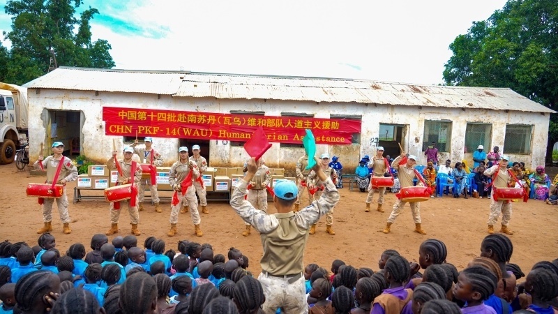 進(jìn)行傳統(tǒng)鑼鼓表演。鄧原淘攝