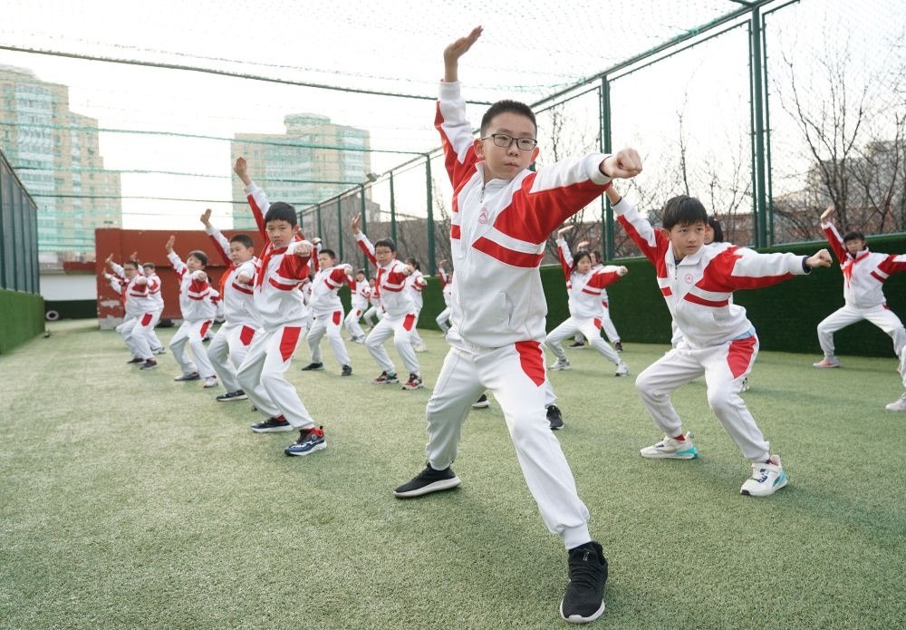 2024年2月21日，在人大附中實(shí)驗(yàn)小學(xué)，學(xué)生們?cè)隗w育課中進(jìn)行武術(shù)練習(xí)。新華社記者 任超 攝