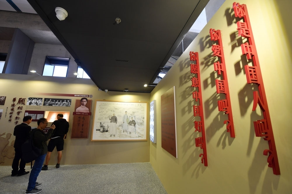 在南開(kāi)大學(xué)海冰樓內(nèi)，墻上掛著“愛(ài)國(guó)三問(wèn)”（2019年10月14日攝）。新華社記者 李然 攝
