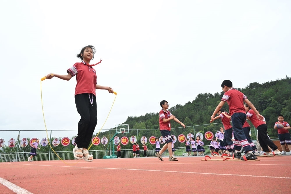 在廣西桂林市龍勝各族自治縣龍勝鎮(zhèn)第二小學(xué)，學(xué)生在大課間跳繩（2024年6月26日攝）。新華社記者 姜克紅 攝
