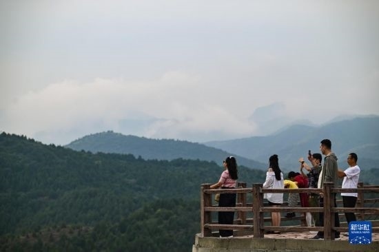 9月7日，市民游客在天津市薊州區(qū)漁陽(yáng)鎮(zhèn)西井峪村欣賞云海。