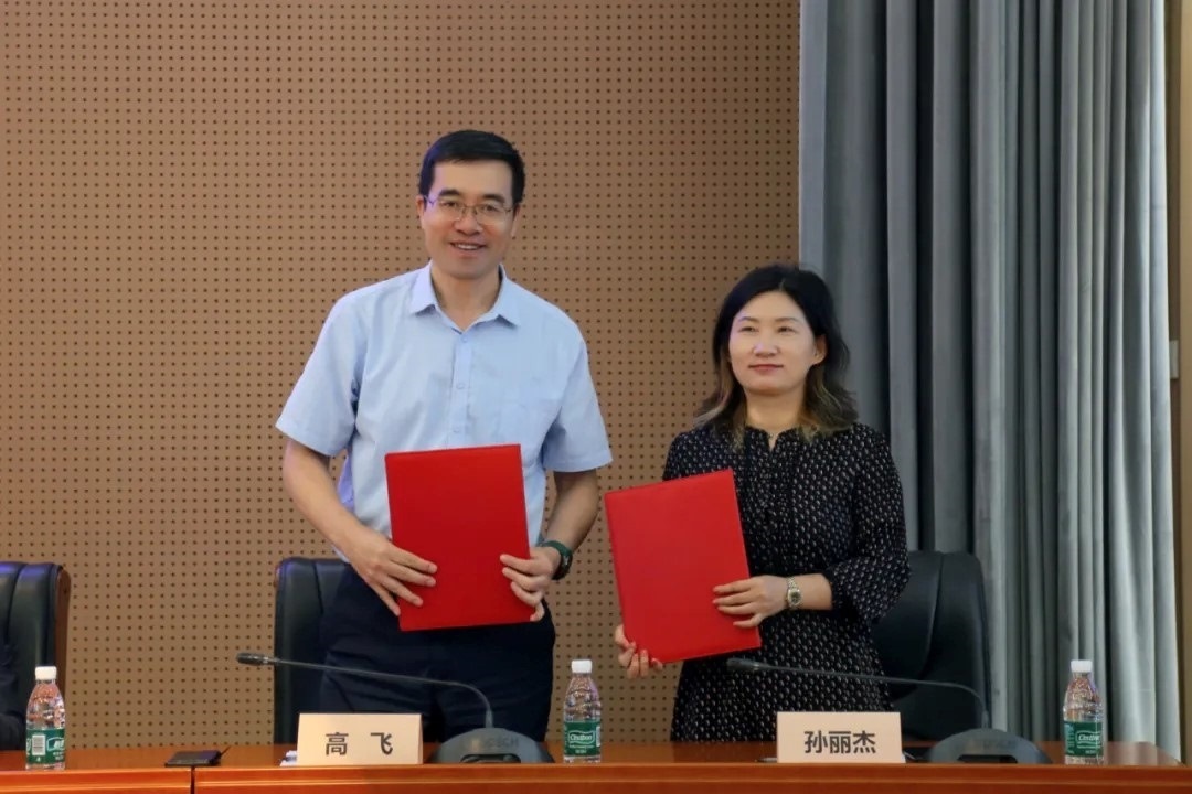 外交學(xué)院副院長高飛與中國國際科學(xué)技術(shù)合作協(xié)會(huì)執(zhí)行副會(huì)長兼秘書長孫麗杰簽署戰(zhàn)略合作備忘錄并啟動(dòng)科技外交官搖籃計(jì)劃。主辦方供圖