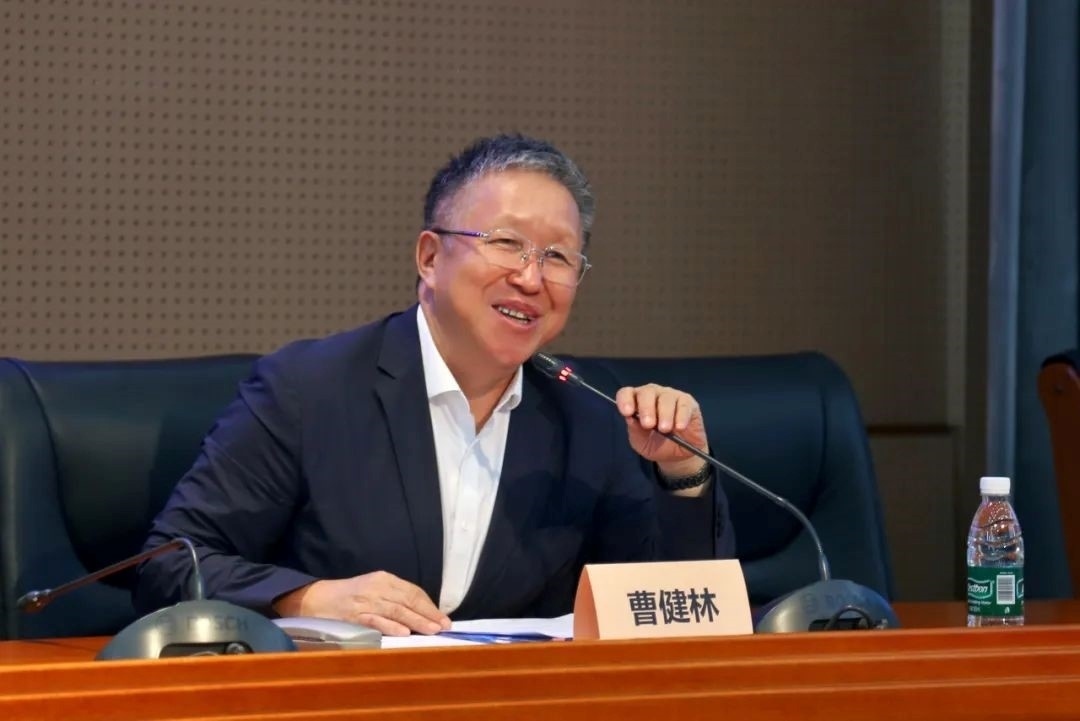 科技部原副部長、十三屆全國政協(xié)教科衛(wèi)體委員會(huì)副主任、現(xiàn)任季華實(shí)驗(yàn)室理事長、主任曹健林致辭。主辦方供圖