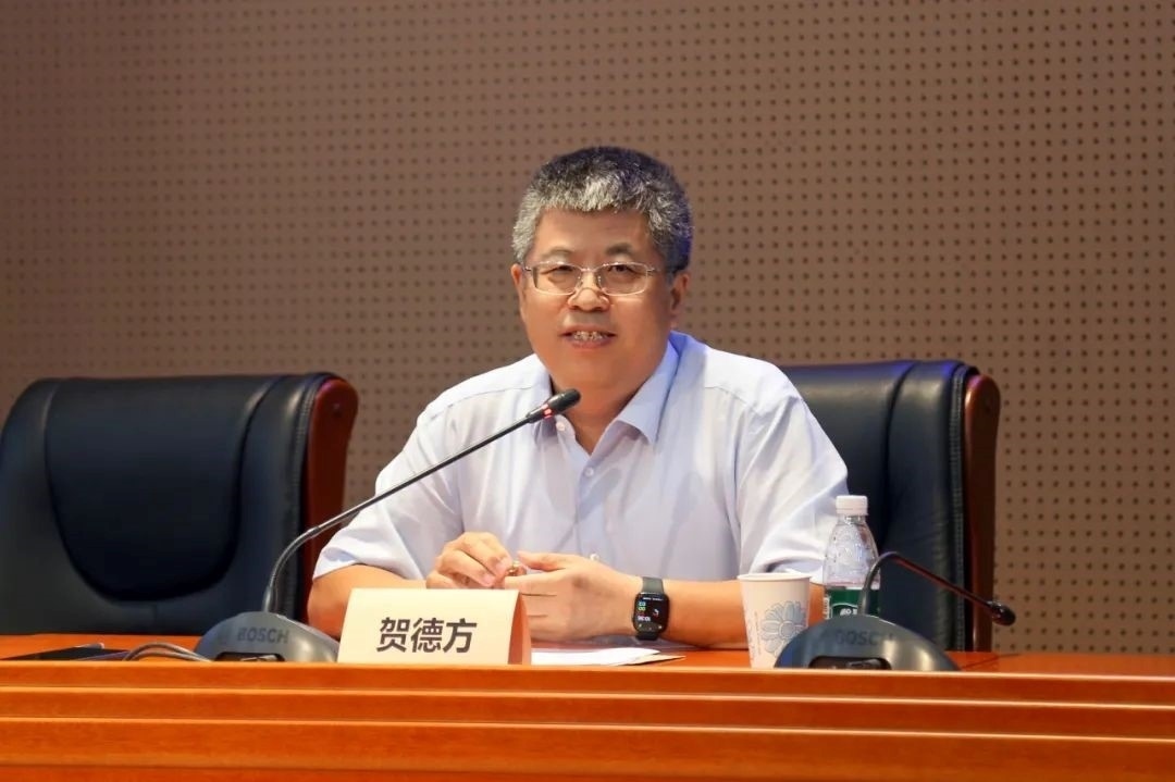 國務(wù)院參事、科技部原副秘書長、中國科技評估與成果管理研究會(huì)理事長賀德方致辭。主辦方供圖