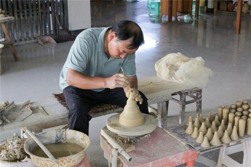 陶器是人類社會由舊石器時(shí)代發(fā)展到新石器時(shí)代的標(biāo)志之一，也是人類由野蠻走向文明的標(biāo)志，承載著人類成長進(jìn)步的記憶。陶藝一條街上，母氏陶藝館內(nèi)，空氣中彌漫著陶土的芬芳。非遺傳承人母先才展示制陶技術(shù)，他神情專注、心無旁騖地打磨手中的陶坯，手中的泥土在旋轉(zhuǎn)的陶輪上漸漸成型。與土陶相伴近40年的母先才堅(jiān)守初心，傳承土陶技藝是他作為貴州省級非遺花茂土陶傳承人的“執(zhí)念”與責(zé)任。（俄羅斯《俄羅斯報(bào)》視覺內(nèi)容部副主編阿爾圖爾·杰魯諾夫攝）