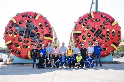 中外員工在盾構機前合影。中國電建供圖