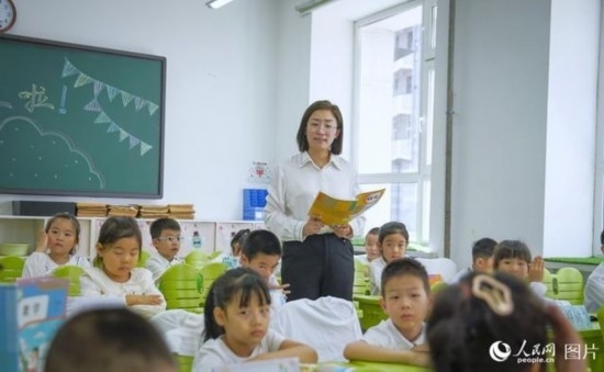 9月9日，黑龍江省哈爾濱市花園小學(xué)，語文老師正在給二年級(jí)小學(xué)生們上課。人民網(wǎng)記者 張哲鑫攝