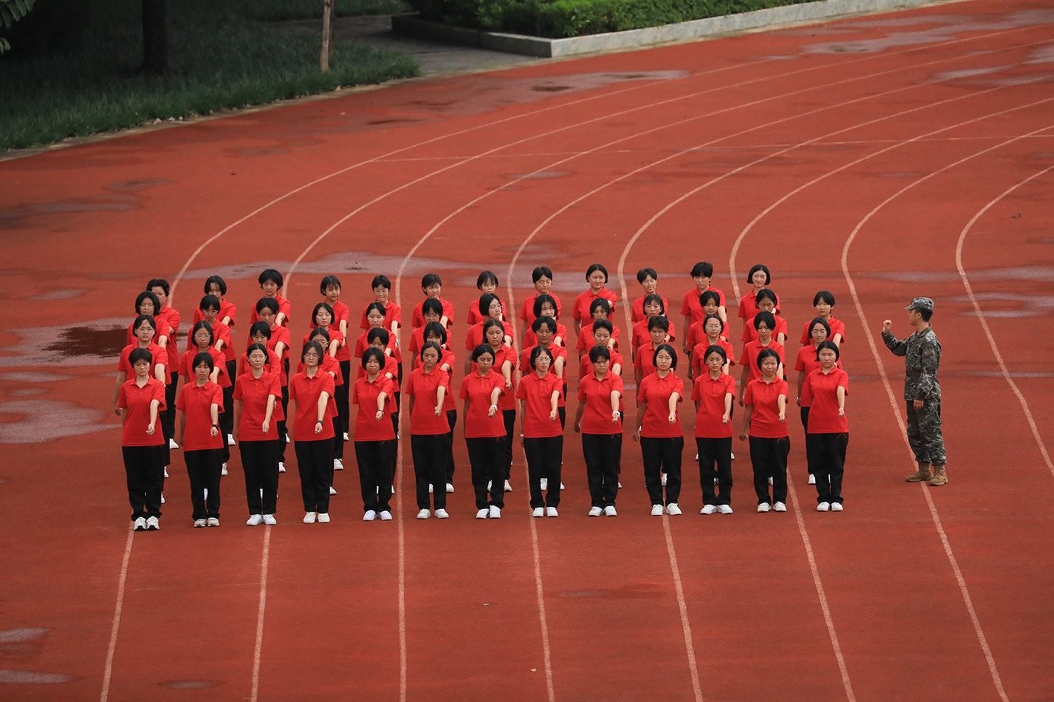 華坪女高2024級(jí)新生軍訓(xùn)。華坪縣融媒體中心供圖