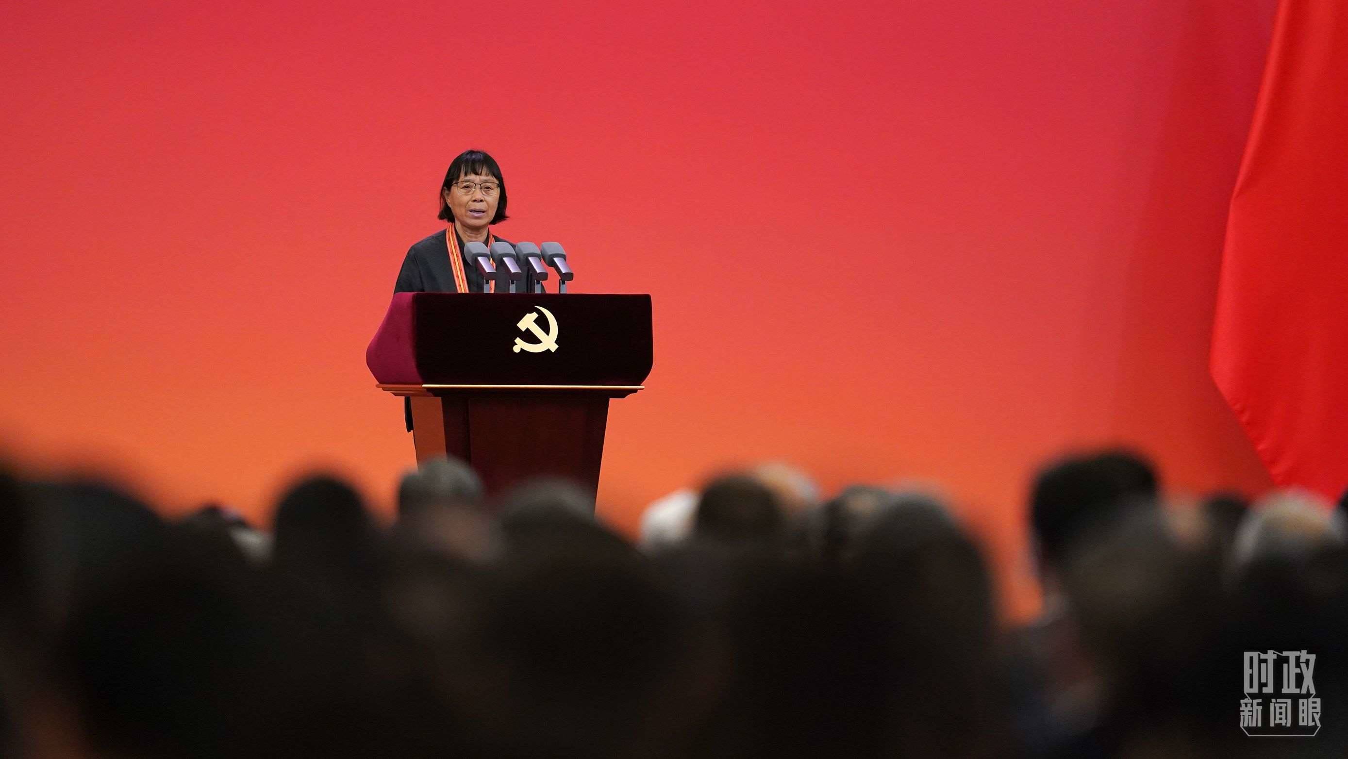  △2021年6月，幫助數(shù)千名貧困山區(qū)女孩圓夢(mèng)大學(xué)的人民教師張桂梅，代表“七一勛章”獲得者發(fā)言。（總臺(tái)國(guó)廣記者李晉拍攝）