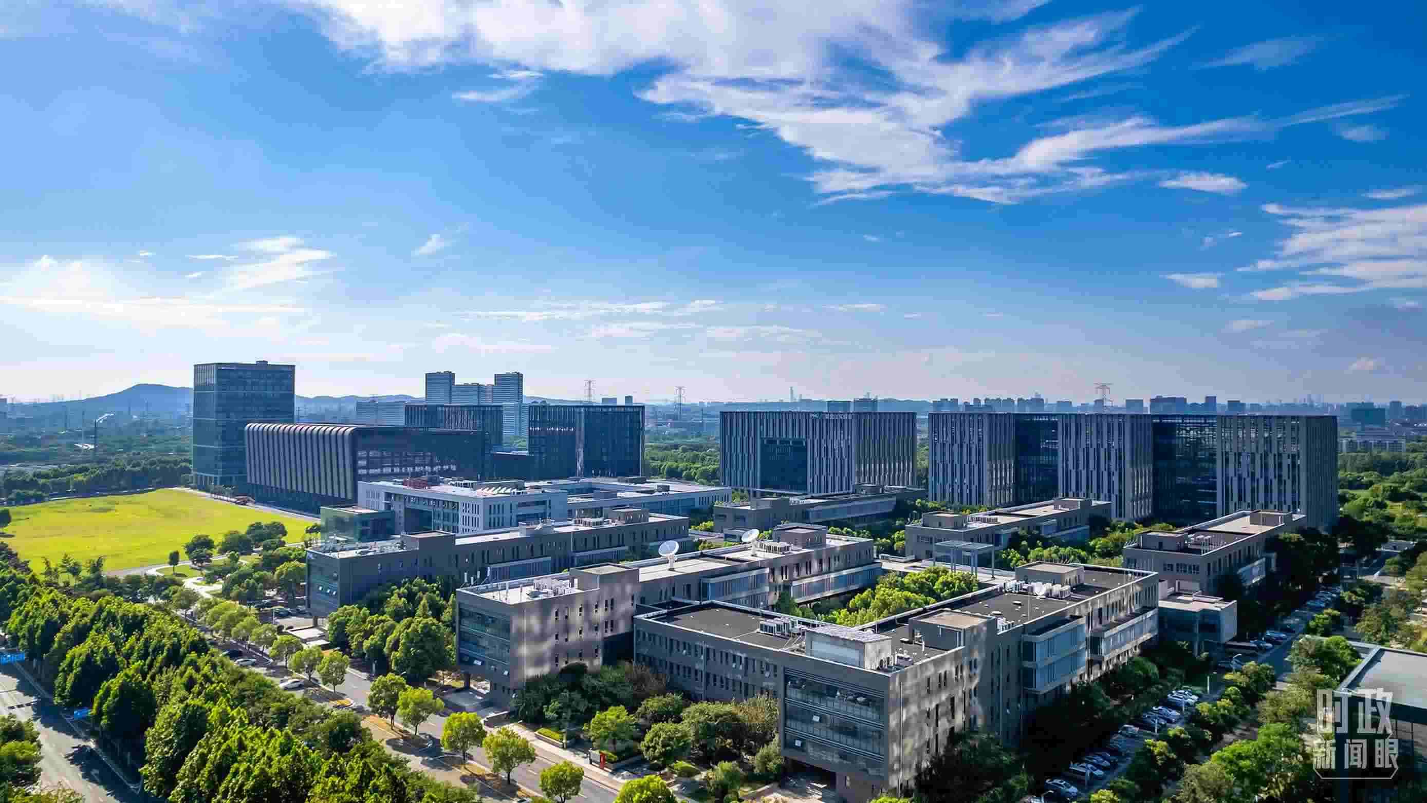  △2023年7月，習(xí)近平調(diào)研南京紫金山實(shí)驗(yàn)室，強(qiáng)調(diào)要為實(shí)現(xiàn)高水平科技自立自強(qiáng)立下功勛。（圖/視覺中國(guó)）
