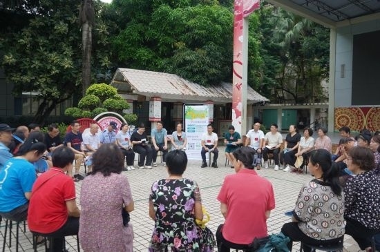  南寧市青秀區(qū)新竹社區(qū)召開“竹聲傾談”民情懇談會(huì)。（李抒蓉 攝）