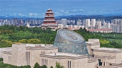 △寶雞青銅器博物院建筑外形運(yùn)用高臺(tái)門闕、青銅厚土的建筑語(yǔ)言，氣勢(shì)恢宏，厚重威嚴(yán)。（總臺(tái)央視記者范凱拍攝）