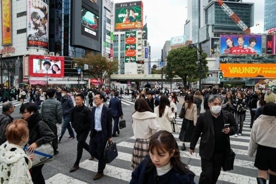 2023年11月15日，人們走過日本東京澀谷車站前的十字路口。新華社記者張笑宇攝