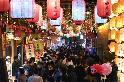 游客在位于天水市秦州區(qū)的天水古城參觀(guān)游覽。新華社記者 范培珅 攝