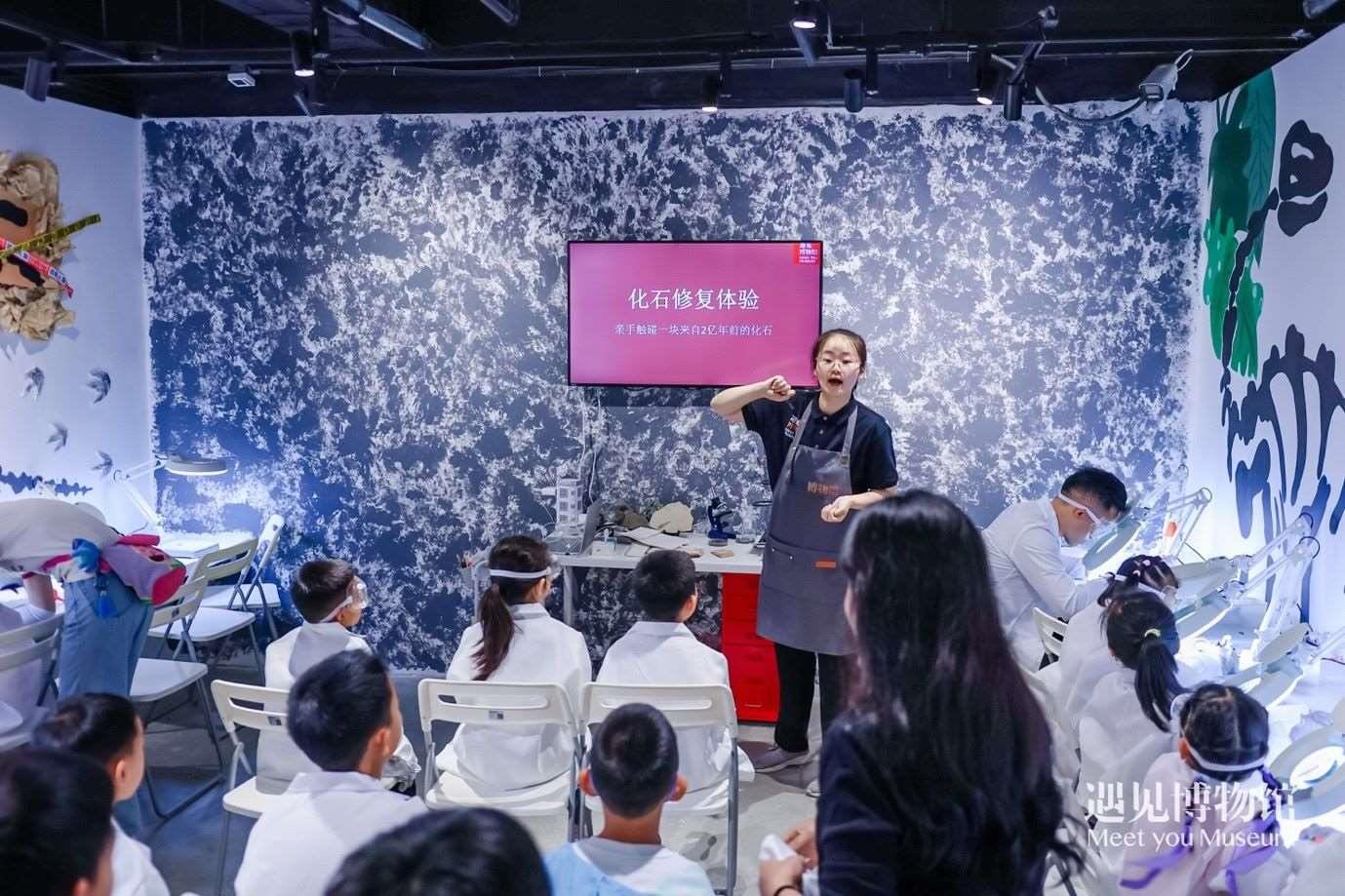 3. 小朋友們?cè)凇?億年的地球記憶——恐龍化石特展”體驗(yàn)當(dāng)“小小科學(xué)家”。遇見博物館供圖