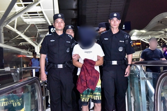 一名潛逃柬埔寨的犯罪嫌疑人被押解回國。公安部供圖