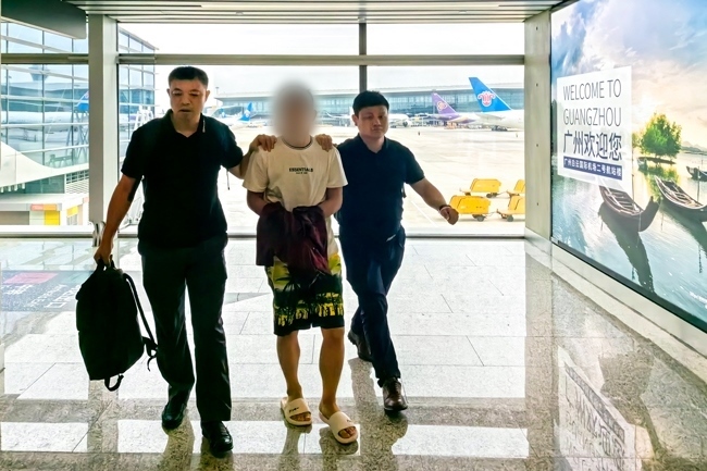 一名潛逃柬埔寨的犯罪嫌疑人被押解回國。公安部供圖