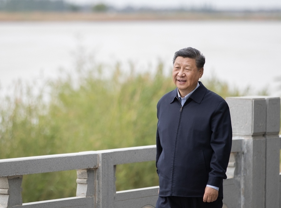 2020年6月8日，中共中央總書記、國家主席、中央軍委主席習(xí)近平在寧夏黃河吳忠市城區(qū)段了解加強黃河流域生態(tài)保護(hù)情況。新華社記者 王曄 攝