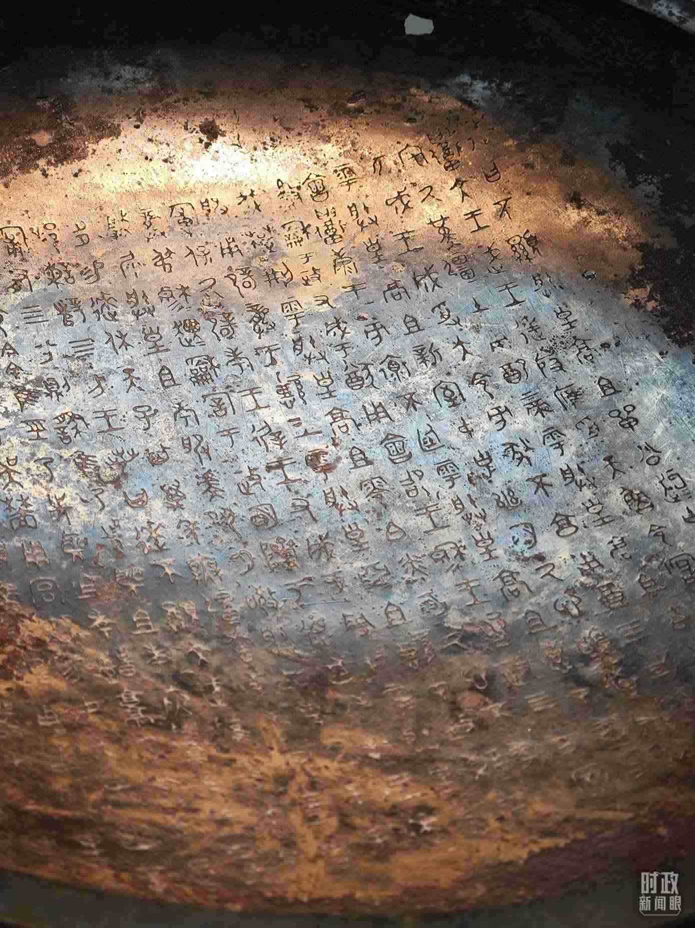 △ 寶雞青銅器博物院內(nèi)展陳——逨盤。（總臺央視記者丁欣、彭漢明拍攝）