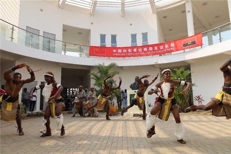 安哥拉民族舞。內(nèi)圖大學孔子學院供圖